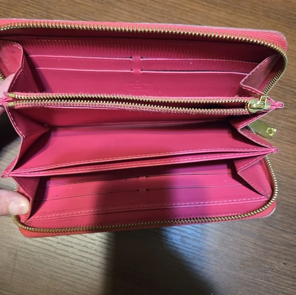 HTF!! Authentic Louis Vuitton pink vernis leather zip wallet in good condition Wallets